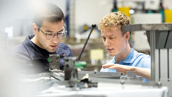 Gespräch über ein Bauteil 