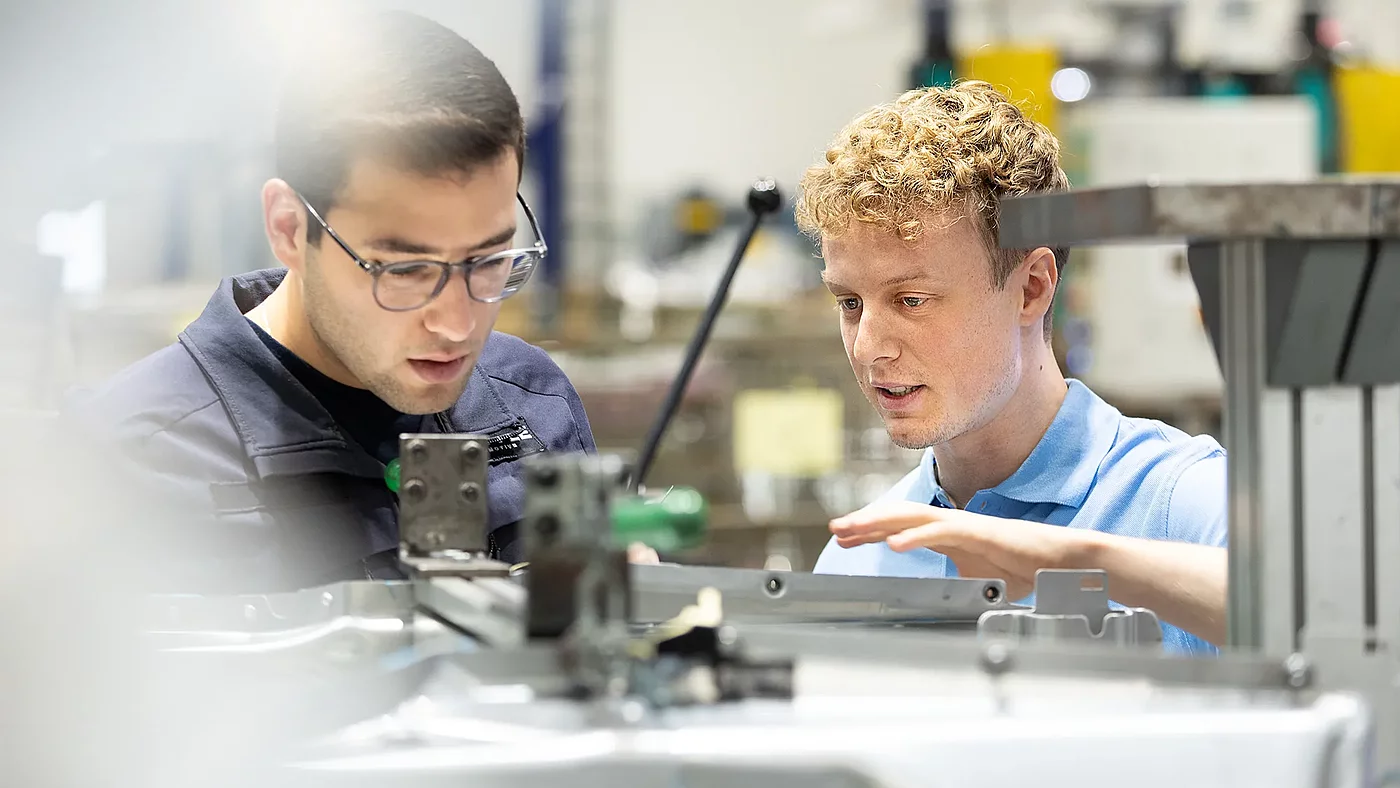 Gespräch über ein Bauteil 
