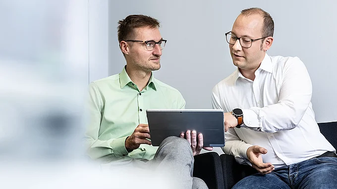Entwickler von LÄPPLE besprechen etwas am Tablet