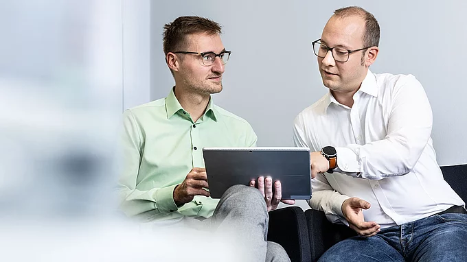 Entwickler von LÄPPLE besprechen etwas am Tablet
