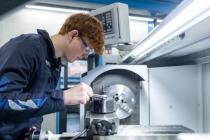 Fertigungsmechaniker an einer Drehmaschine