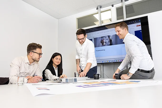 Projektmeeting im Besprechungszimmer