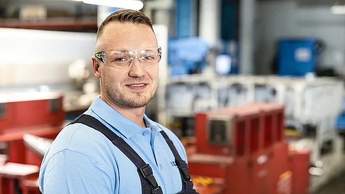 Mitarbeiter trägt eine Schutzbrille 