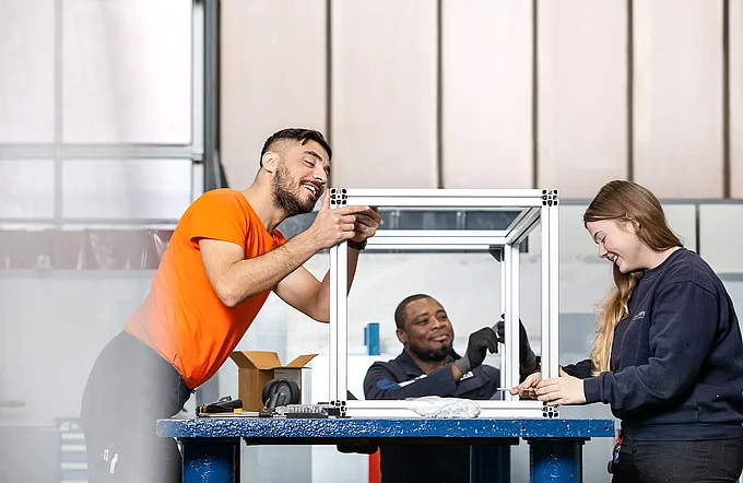 Drei Auszubildende zum Industriemechaniker