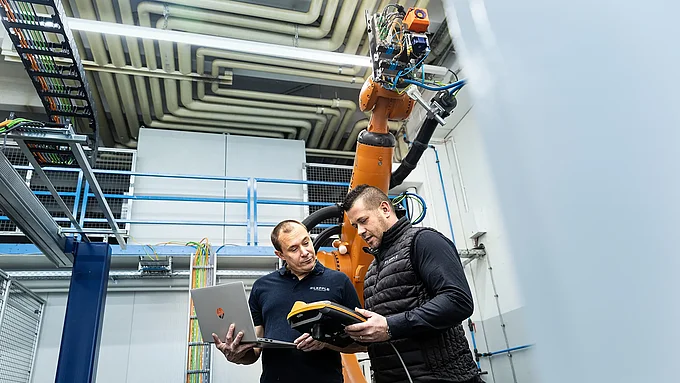 Mitarbeitende in der Testzelle