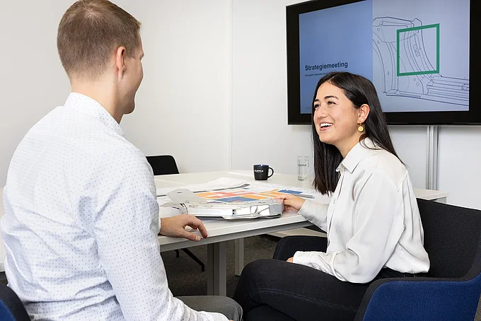 Strategiemeeting zwischen Mitarbeitenden