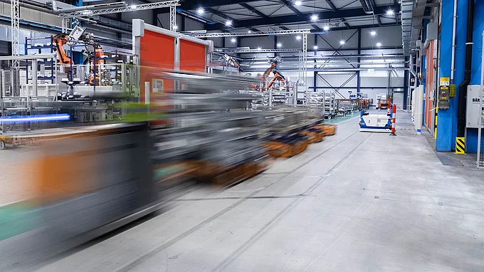 Routenzug und Fahrerloses Transportsystem im Werk