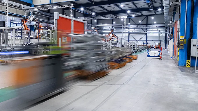 Routenzug und Fahrerloses Transportsystem im Werk