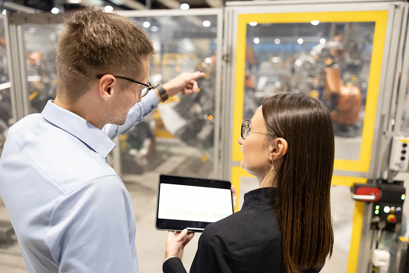 Besprechung zum KI Einsatz in der Produktion mit einem Tablet