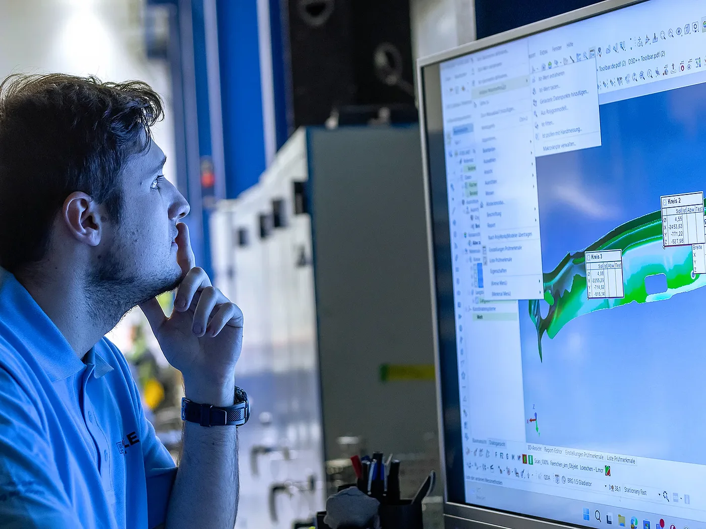 Mitarbeiter der QS schaut sich die Ergebnisse des Laserscans an