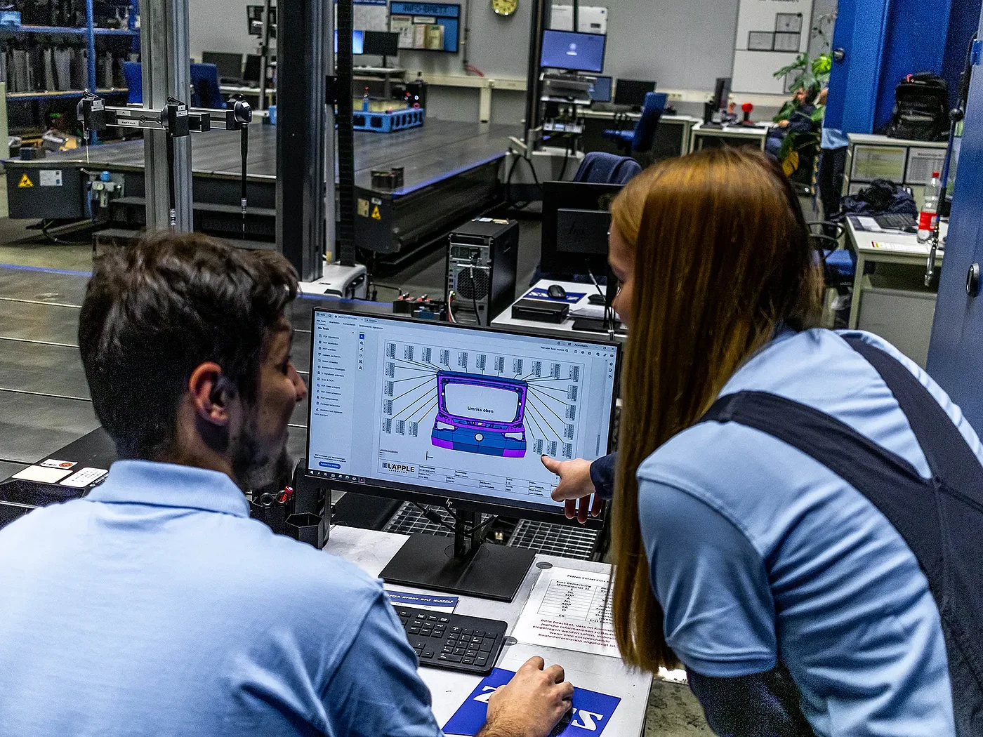 Mitarbeitende der Qualitätssicherung besprechen Messergebnisse am PC