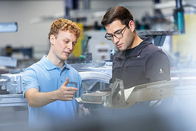 Gespräch über Fügeverfahren am Bauteil 