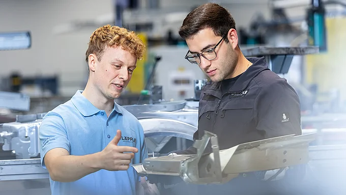 Gespräch über Fügeverfahren am Bauteil 