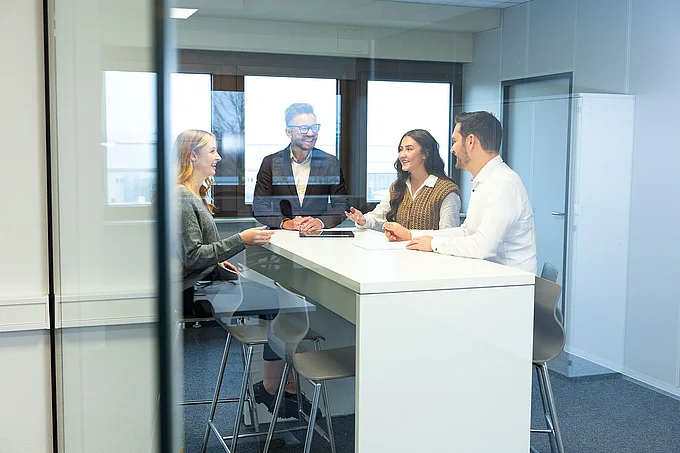 Mitarbeitende der LÄPPLE Gruppe im Gespräch am Besprechungstisch