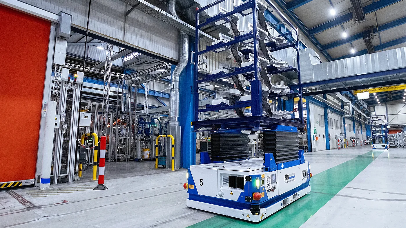 Fahrerloses Transportsystem fährt selbständig Bauteile von A nach B