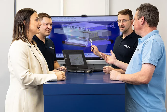 Besprechung zu einer Simulation am Besprechungstisch