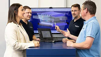 Besprechung zu einer Simulation am Besprechungstisch