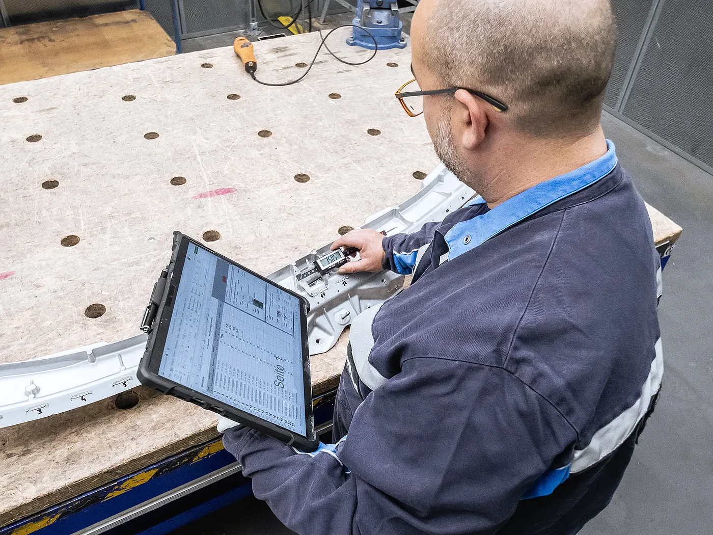 Prüfergebnisse werden ins digitale Qualitätsmanagementsystem eingegeben