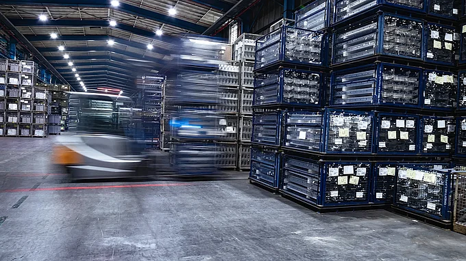 Gabelstapler transportiert Ladungsträger