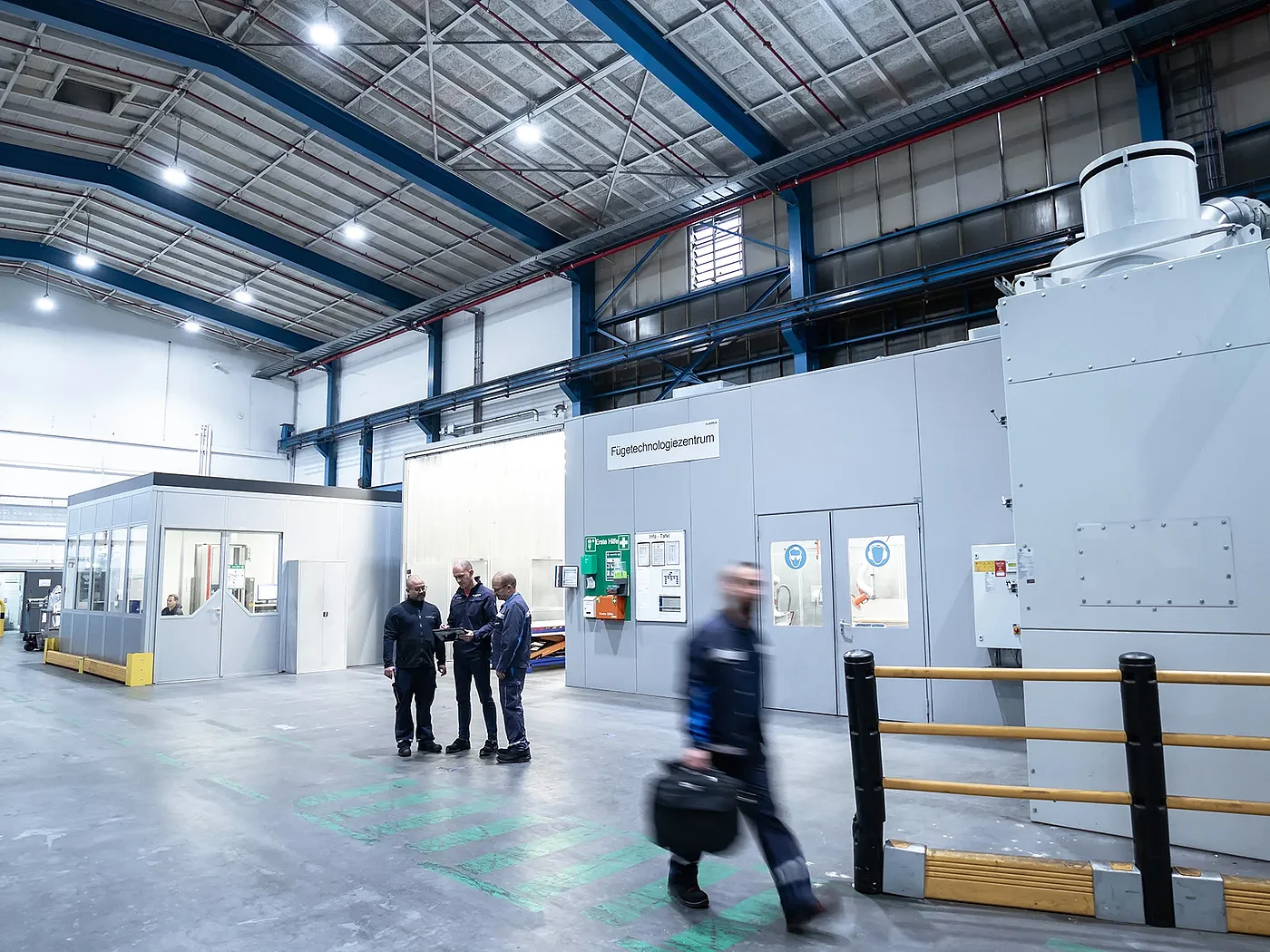 Mitarbeitende vor Fügetechnologiezentrum von LÄPPLE AUTOMOTIVE